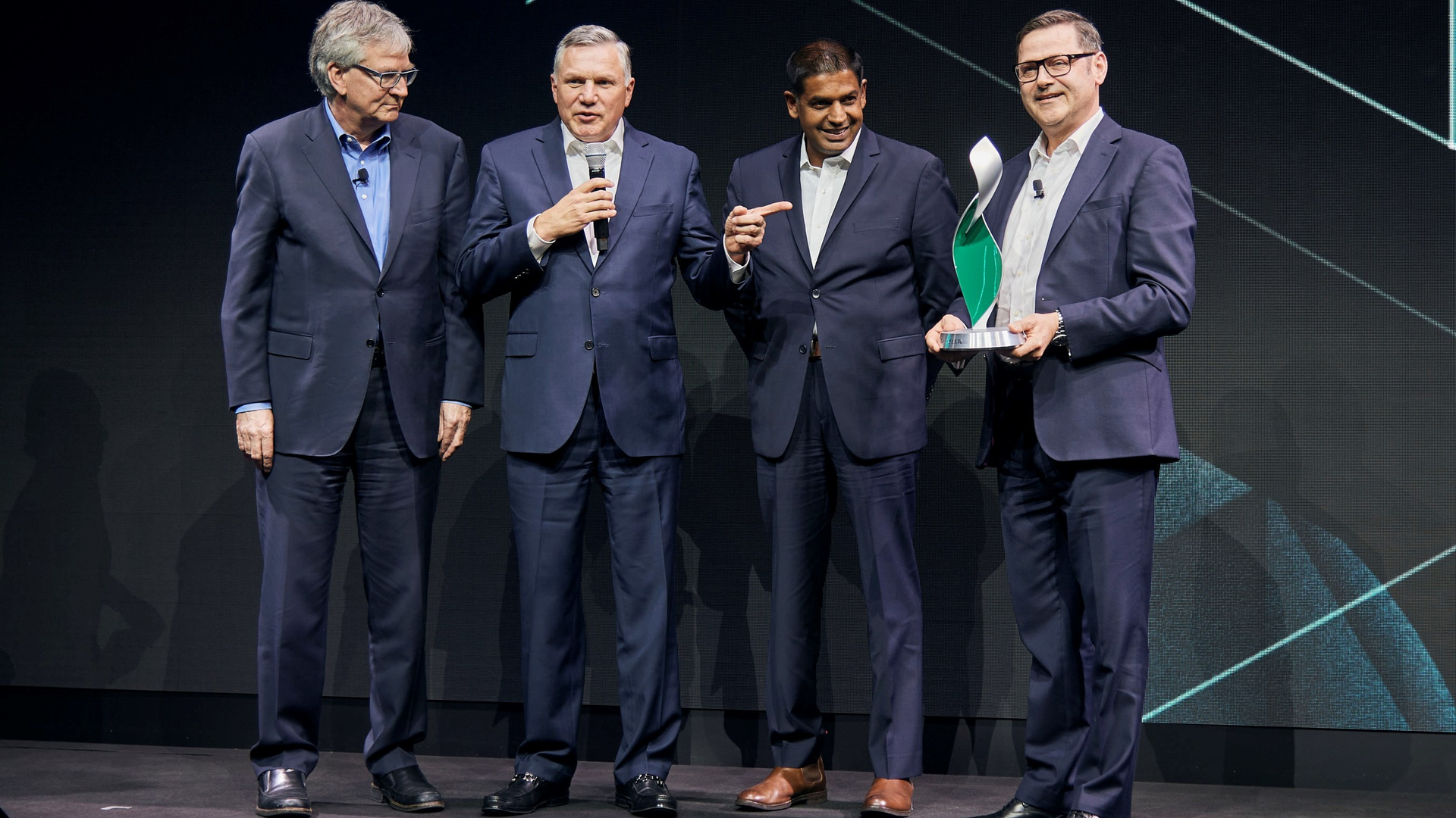 Daimler executives Martin Daum (left) and Marcus Schoenenberg (right) present the Daimler Supplier Award to Meritor&rsquo;s Jay Craig, CEO and president (second from left) and Chris Villavarayan, executive vice president and chief operating officer.