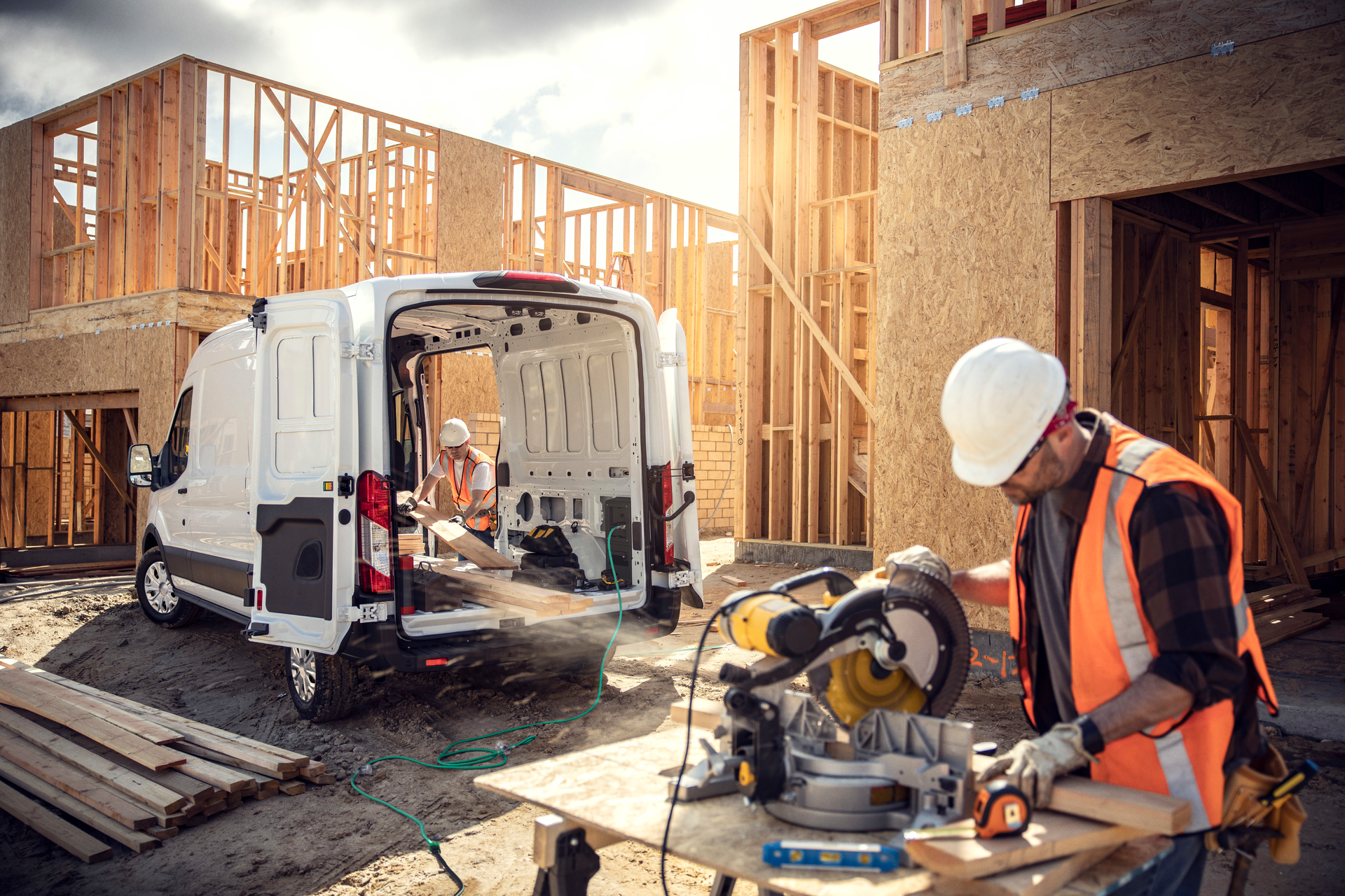 E-Transit features optional Pro Power Onboard, which provides up to 2.4 kilowatts of power transform the vehicle into a mobile generator that powers tools and equipment on job sites and on the go.