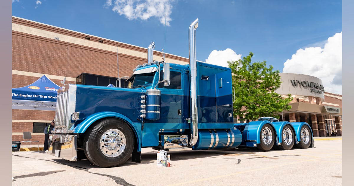 2007 Peterbilt 379 wins SuperRigs 2023 Trailer Body Builders