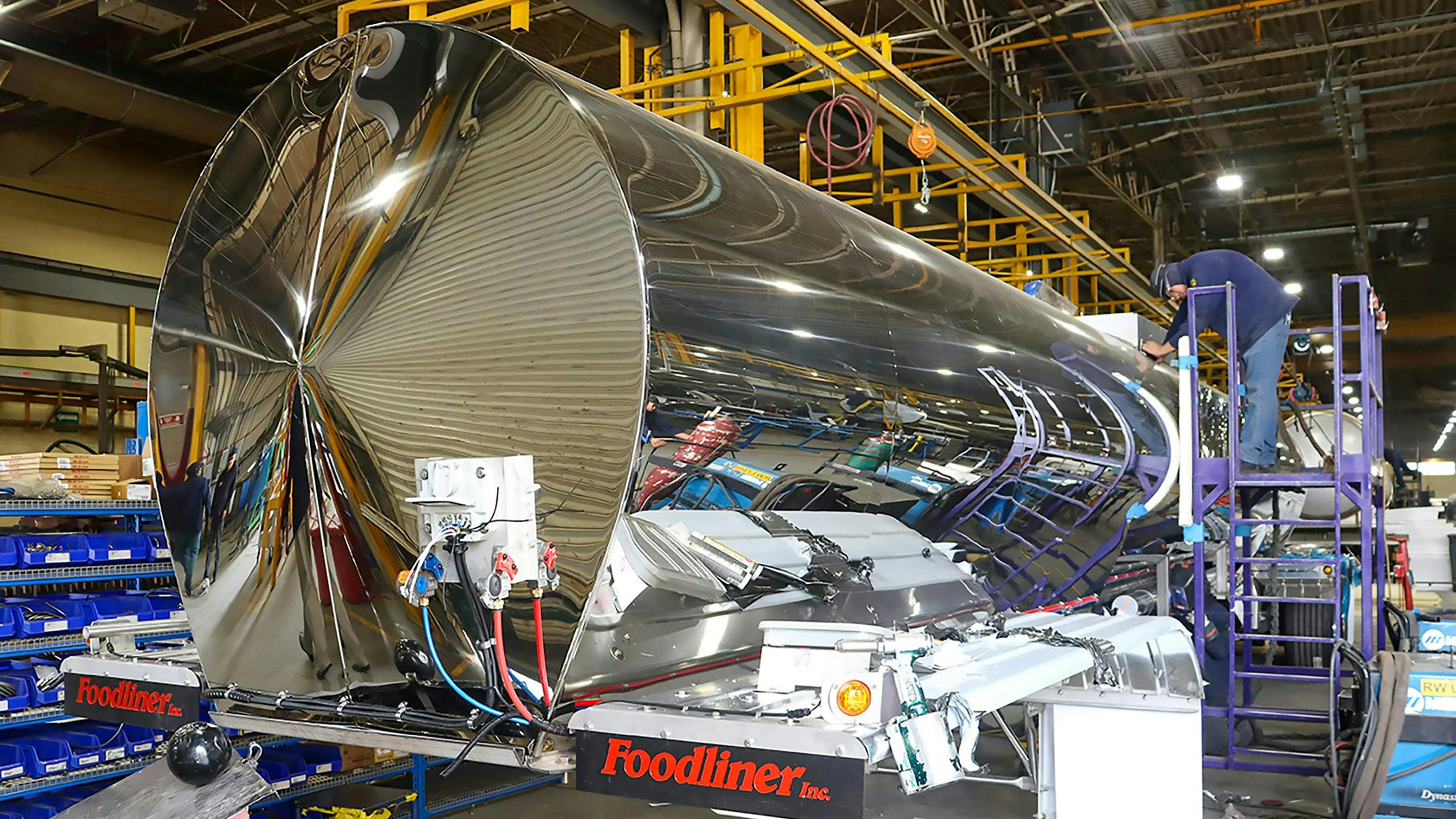 Food-grade customer Foodliner visited the Juarez manufacturing facility to discuss its equipment needs and tour the prolific EnTrans International plant.