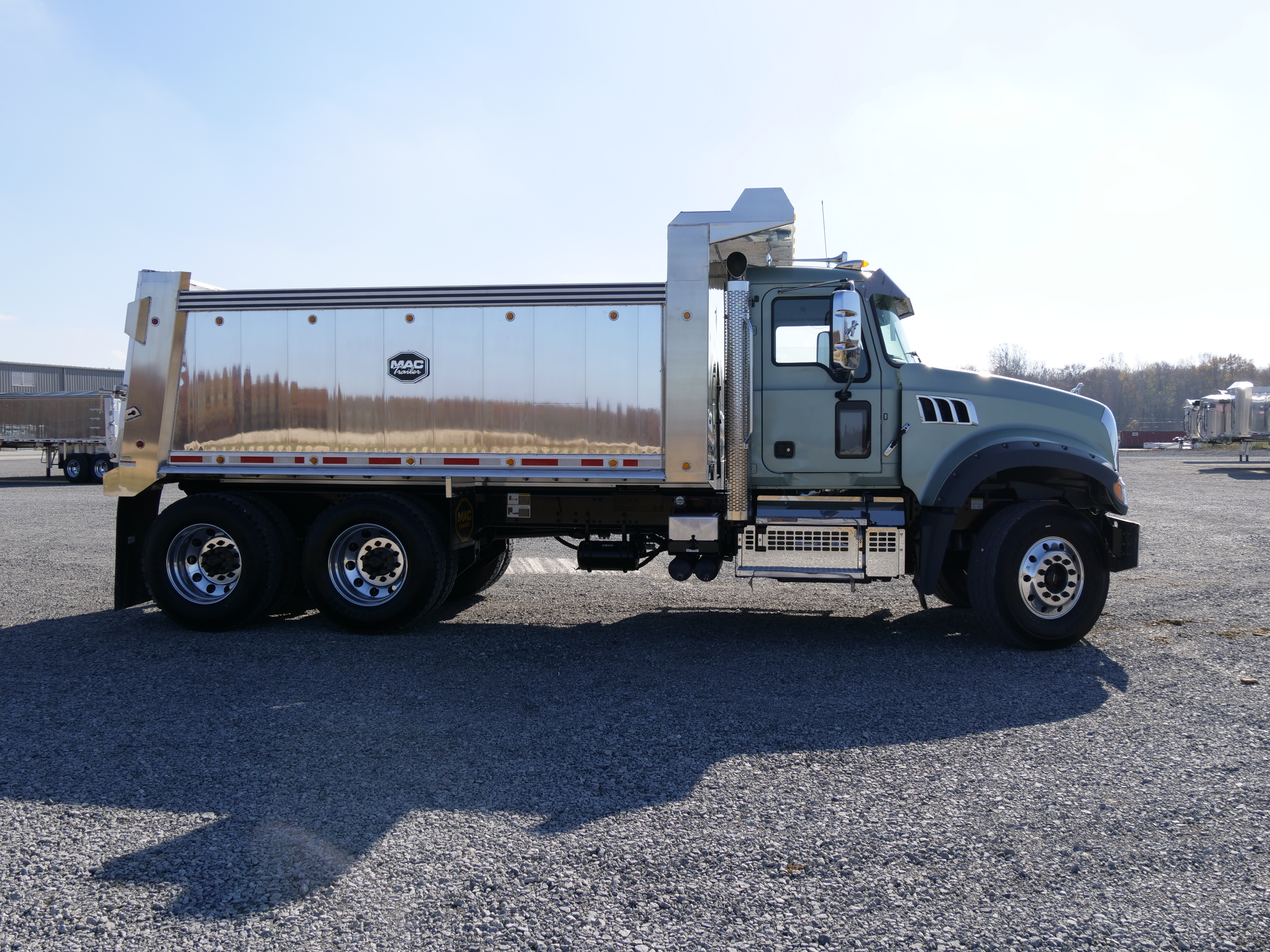 66b0d0cdd711e667e947a85f Mac Straight Trucks