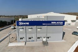 Equipped with cell-type and line-type dismantling for both commercial and passenger vehicles, there are dedicated stations for the safe dismantling of various components, including tires, batteries, fuel, oils, liquids, and gases. Equipped with cell-type and line-type dismantling for both commercial and passenger vehicles, there are dedicated stations for the safe dismantling of various components, including tires, batteries, fuel, oils, liquids, and gases.